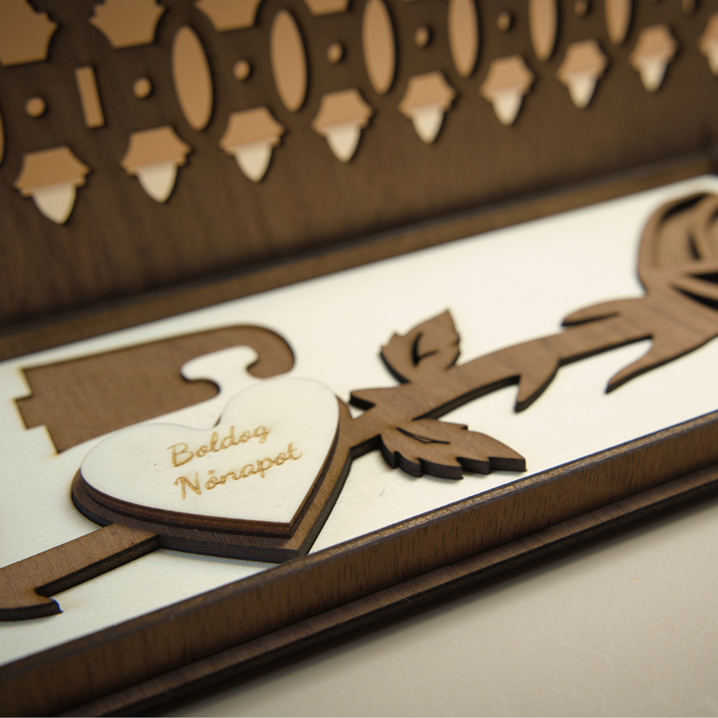 "Örök Rózsa" Díszdobozban – Kivehető & Kiállítható Fa Virág Egyedi Üzenettel