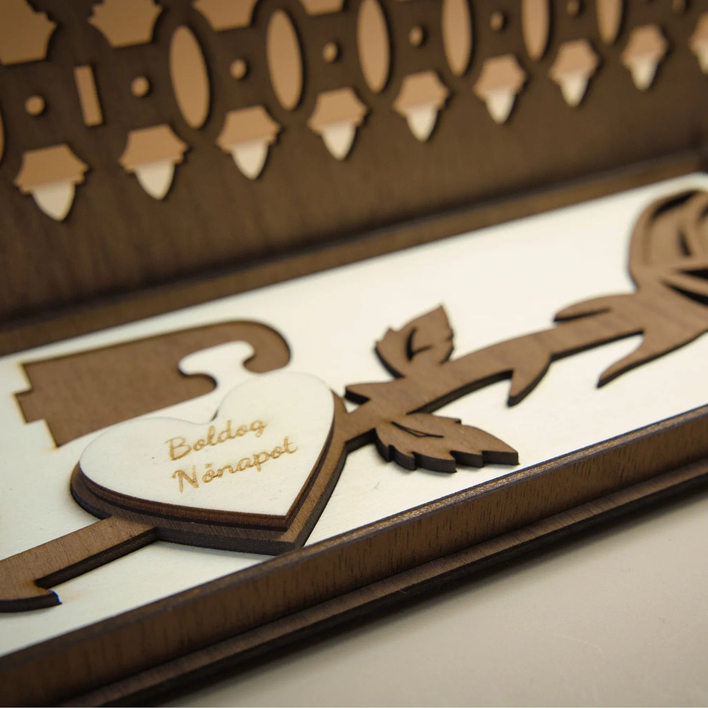Kézzel készült fa gravírozott „Boldog Nőnapot” ajándék, egyedi dísz Zsempiri stílusban.