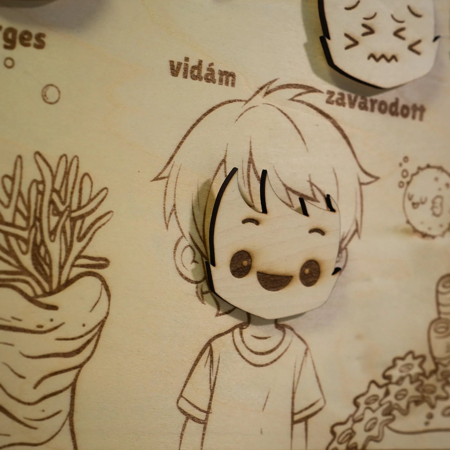 Vidám arcú, fából készült gyerekfigura, kézzel gravírozott részletekkel, Zsempiri design
