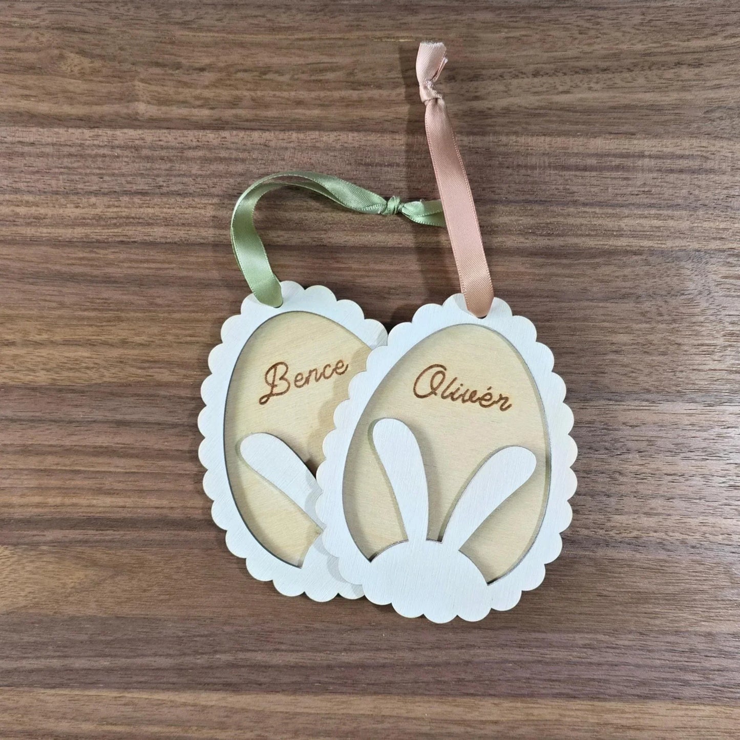 Kézzel készült fa nyuszi húsvéti díszek névvel, természetes fából, fa asztalon