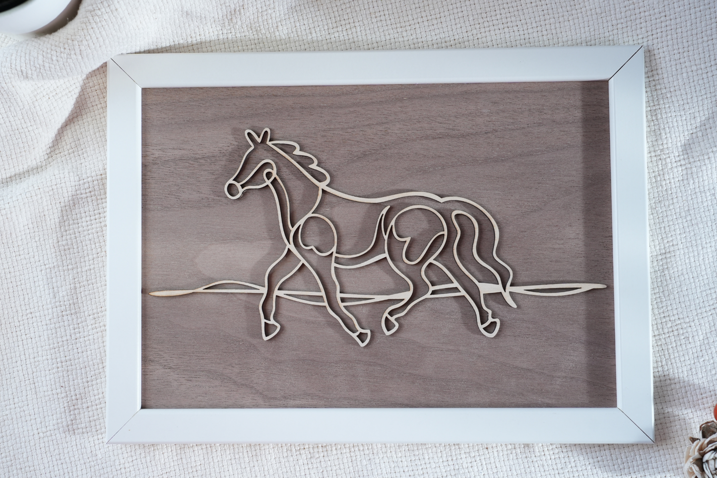 Minimalista "Vágta" – Fa Line Art Lovas Falikép Keretben