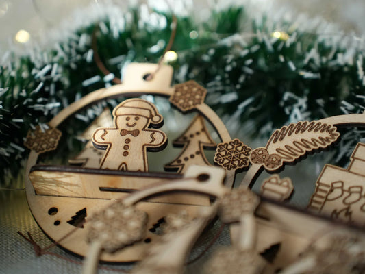 Kézzel készült fa karácsonyfadísz mézeskalács figurával, Zsempiri egyedi dekoráció
