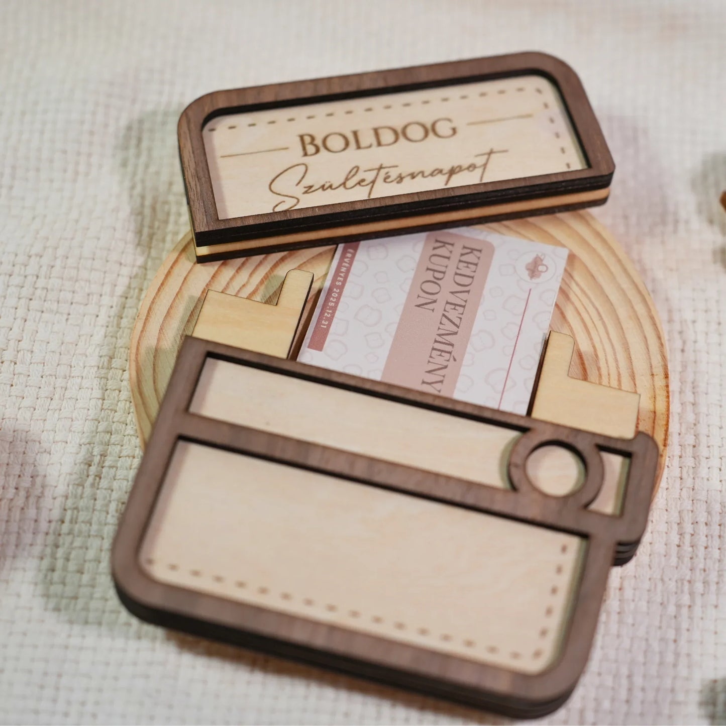 Kézzel készült fa születésnapi ajándék kártyatartó, kedvezmény kuponnal a Zsempiritől