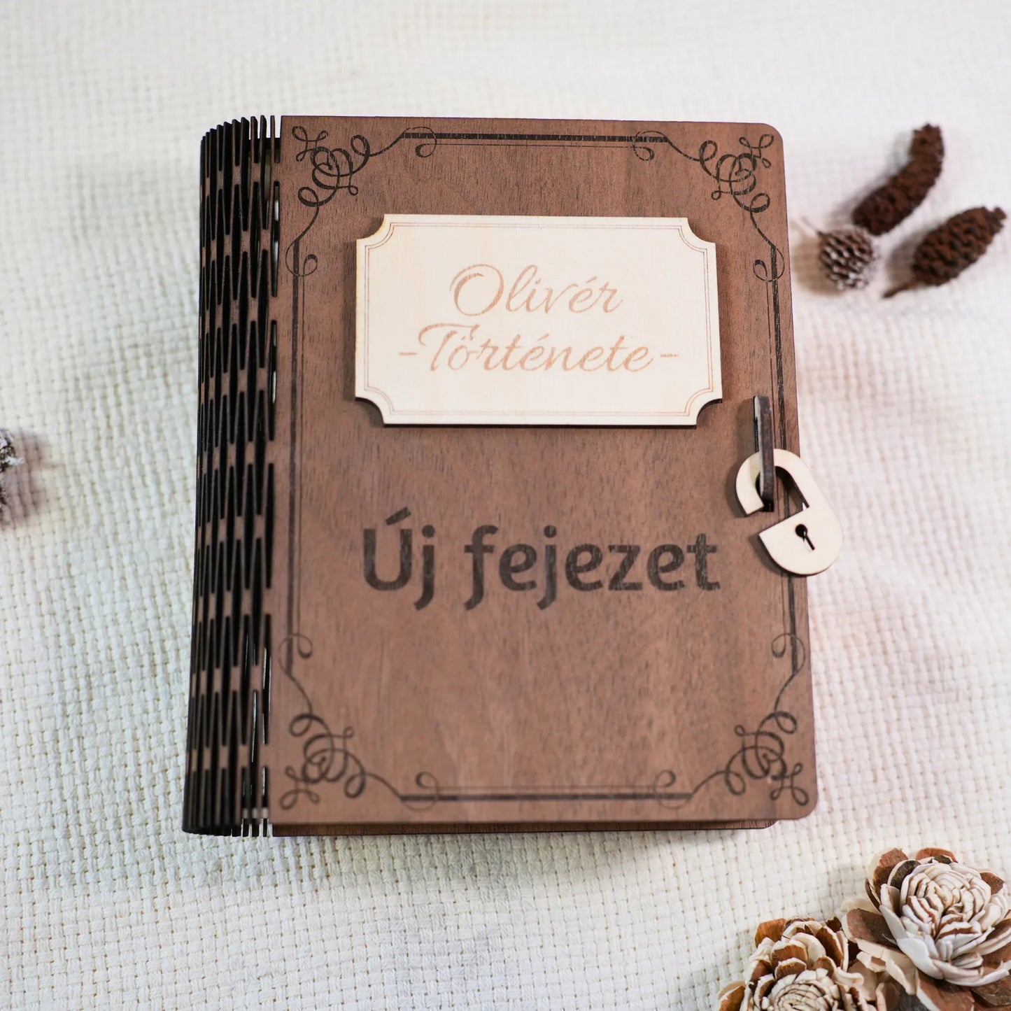 Kézzel készült fa emlékkönyv „Olivér története, új fejezet” felirattal, természetes dekorációval