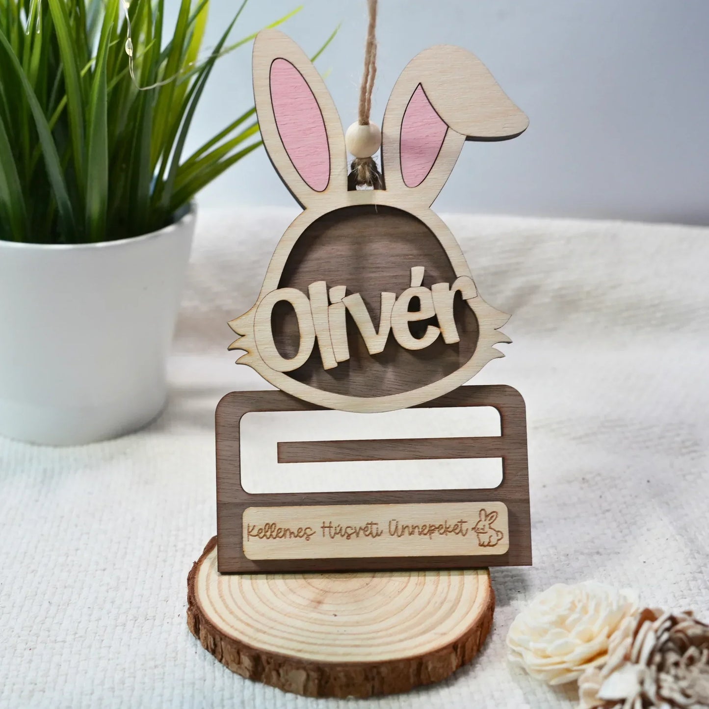 Névre szóló húsvéti fa nyuszi dekoráció, kézzel készült, Zsempiri termék nappaliban