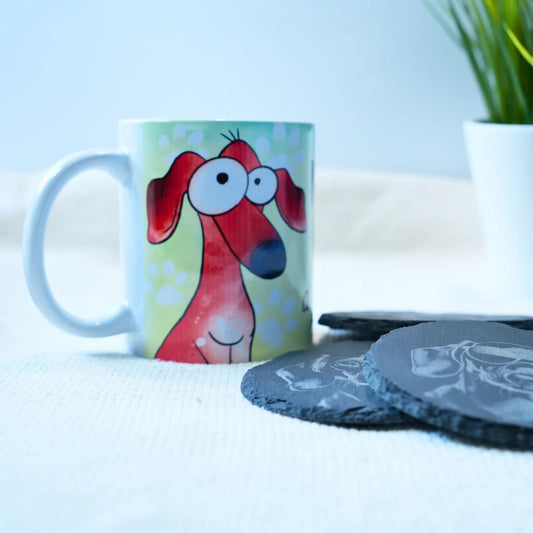 Rajzos kutyás bögre fa alátétekkel, természetes otthoni dekoráció Zsempiri stílusban