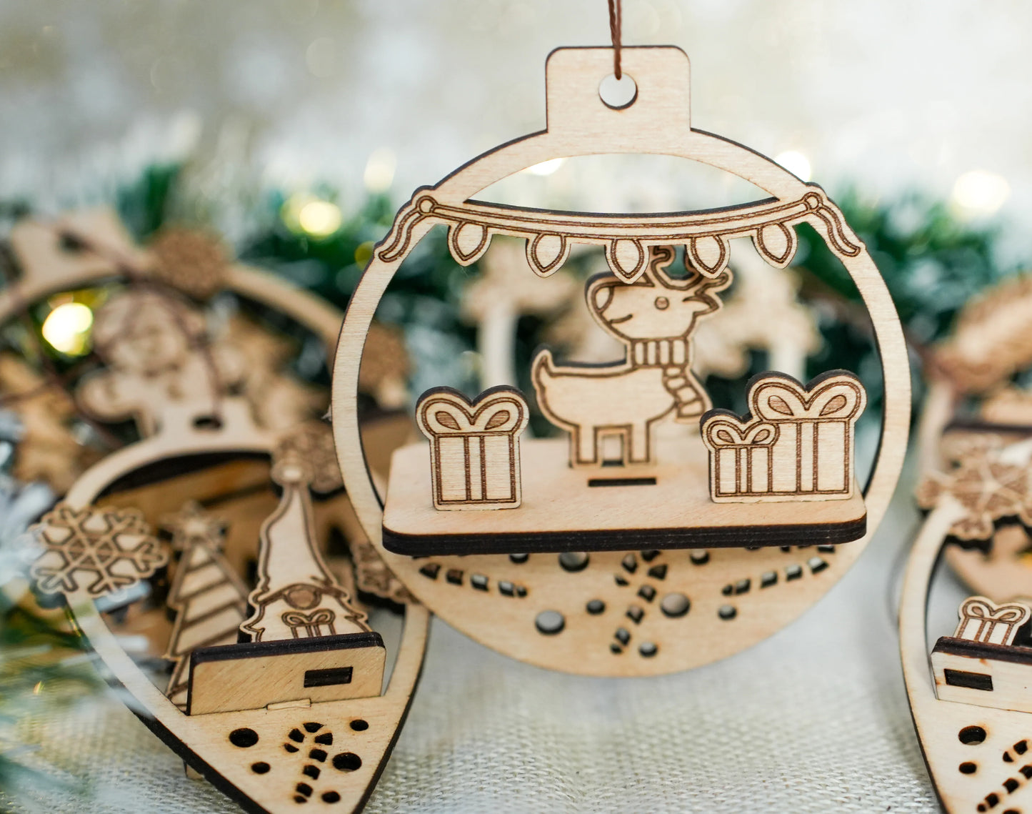 Kézzel készült fa karácsonyfadísz rénszarvassal és ajándékokkal, Zsempiri