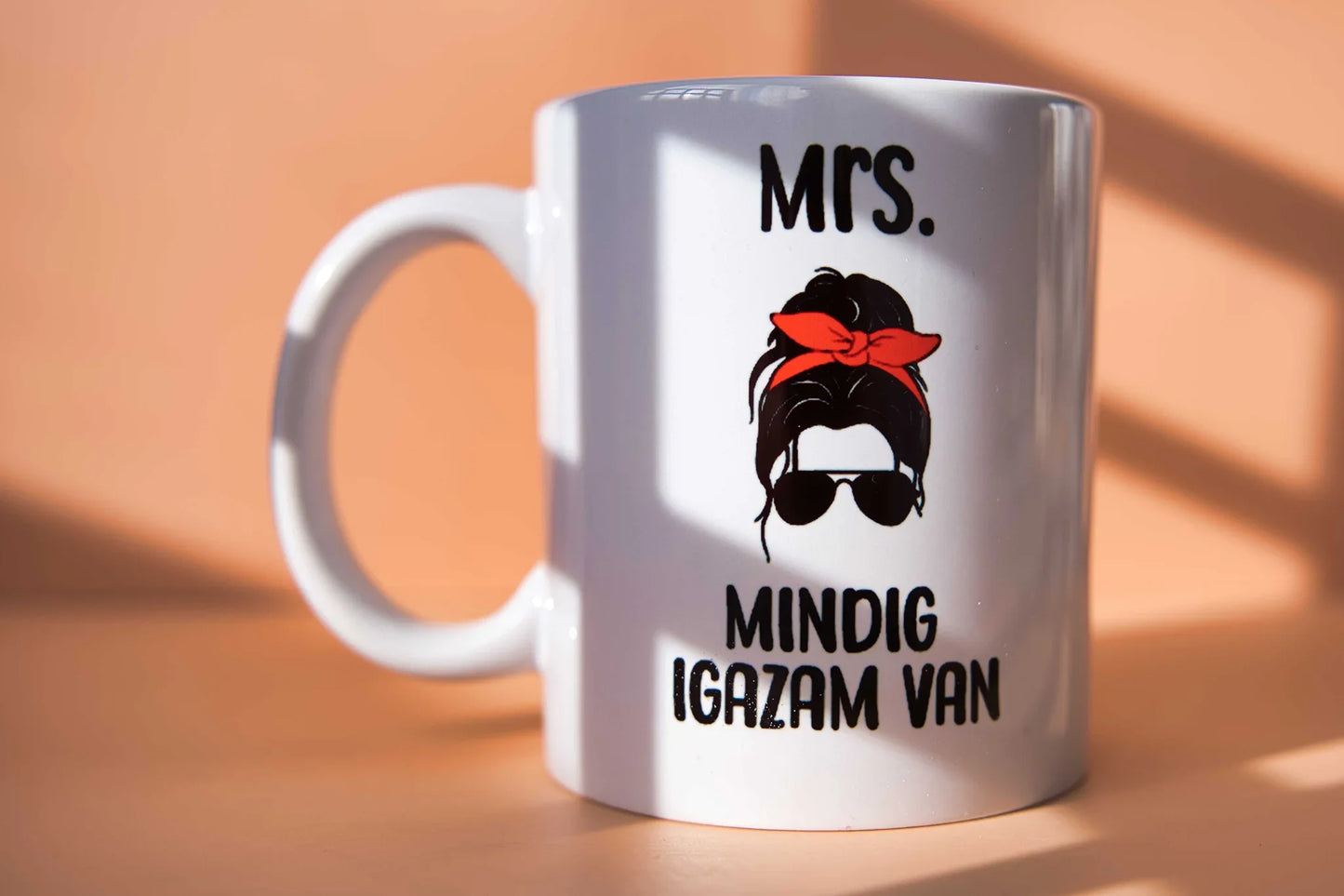 Fehér bögre vicces Mrs. Mindig igazam van felirattal, női grafika piros kendővel, Zsempiri egyedi ajándék