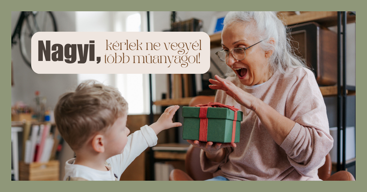 Kisgyerek ajándékot ad nagymamának nappaliban, Zsempiri természetes fa ajándék kampány