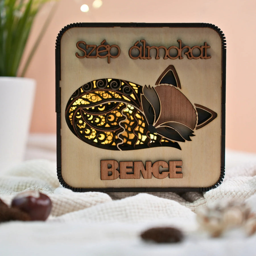 Szép álmokat feliratú, névre szóló, világító, faragott fa dísz gyerekszobába, róka mintával
