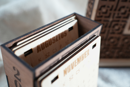 Geometrikus Fa Asztali Naptár 2026 – Cserélhető Hónapokkal