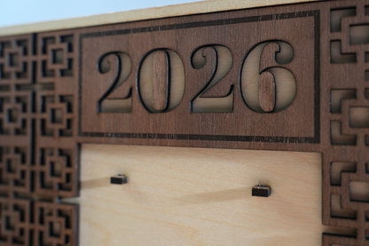 Geometrikus Fa Asztali Naptár 2026 – Cserélhető Hónapokkal