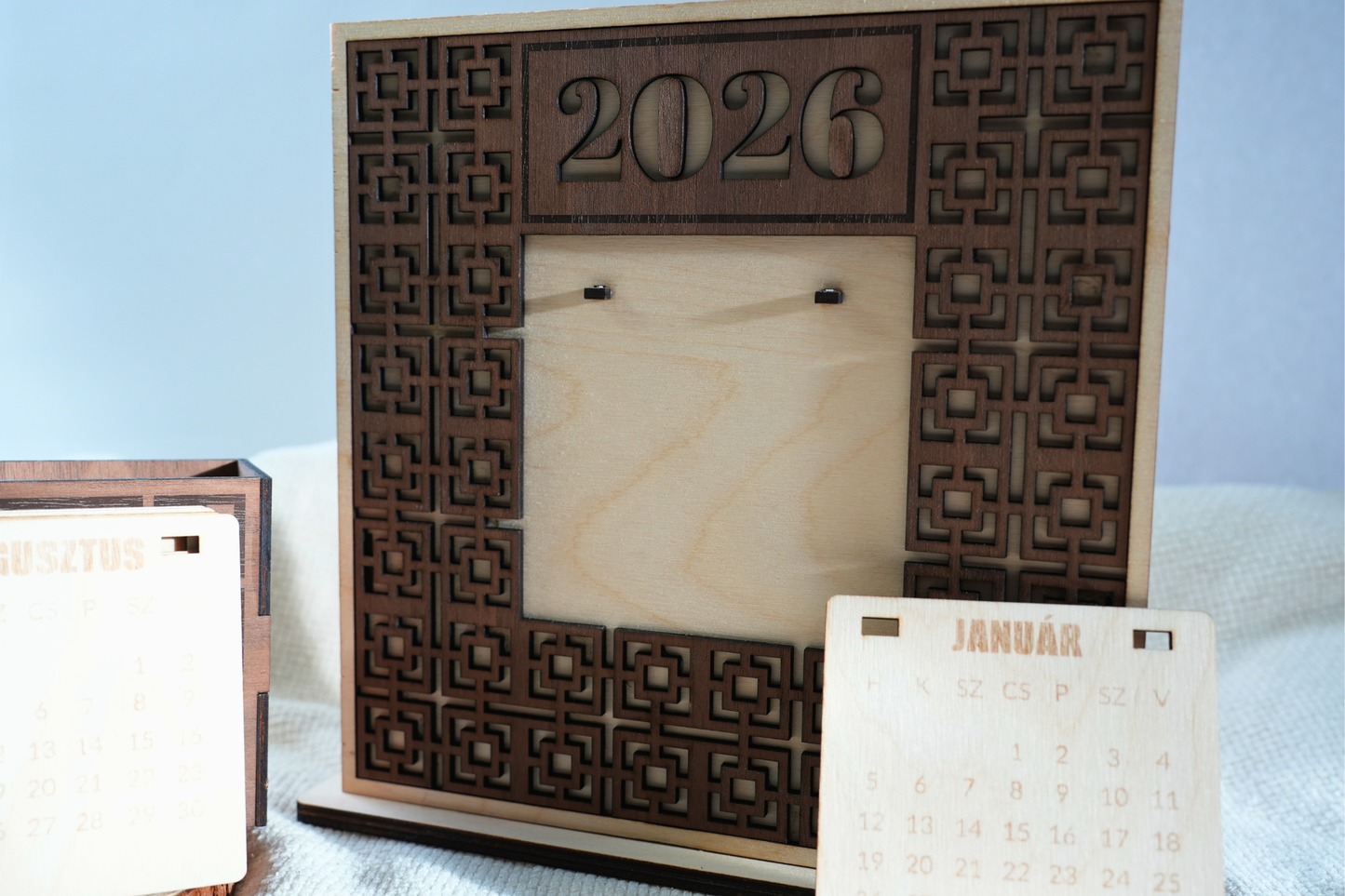 Geometrikus Fa Asztali Naptár 2026 – Cserélhető Hónapokkal