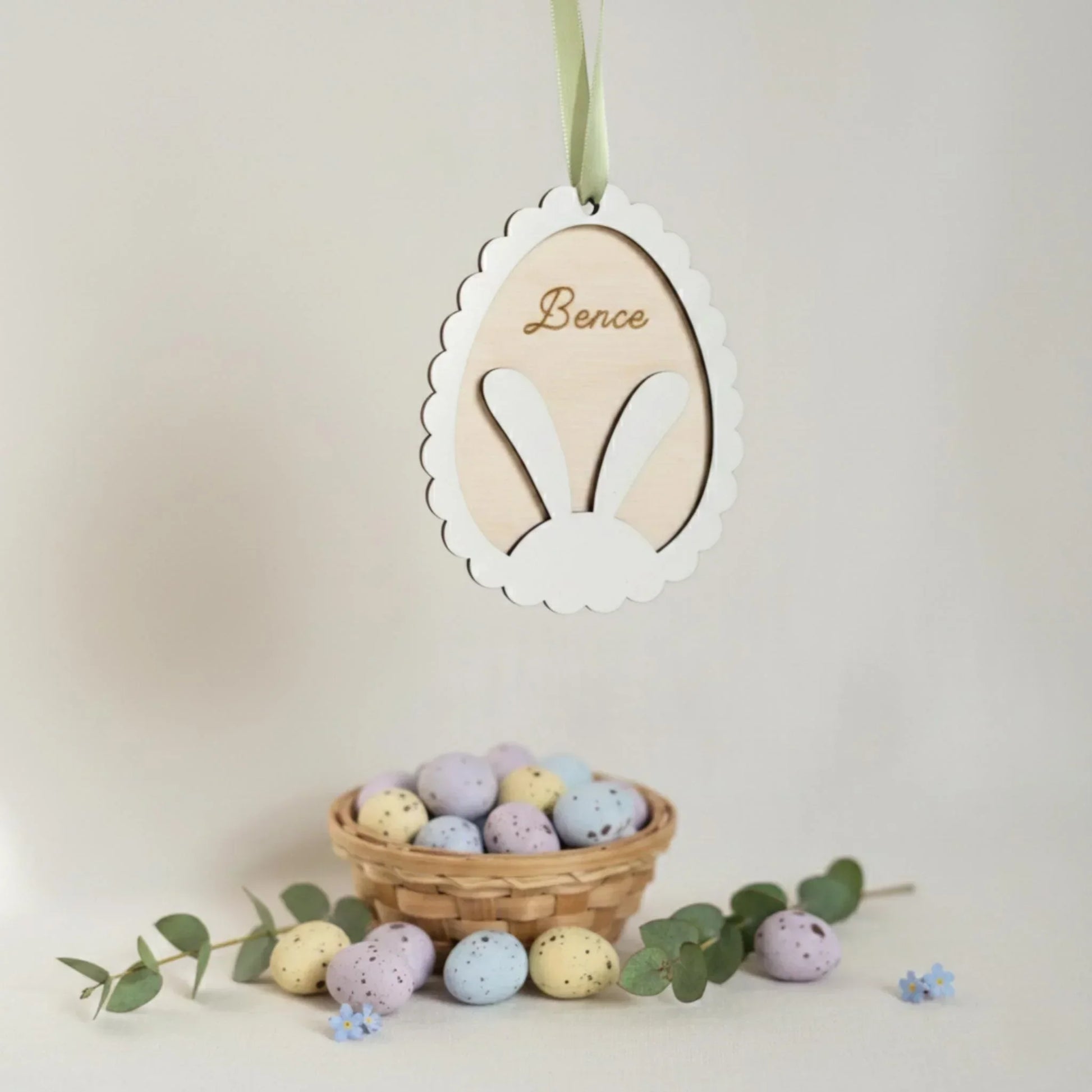 Egyedi, névre szóló fa húsvéti tojás dísz nyuszifülekkel, színes tojások kosárban.