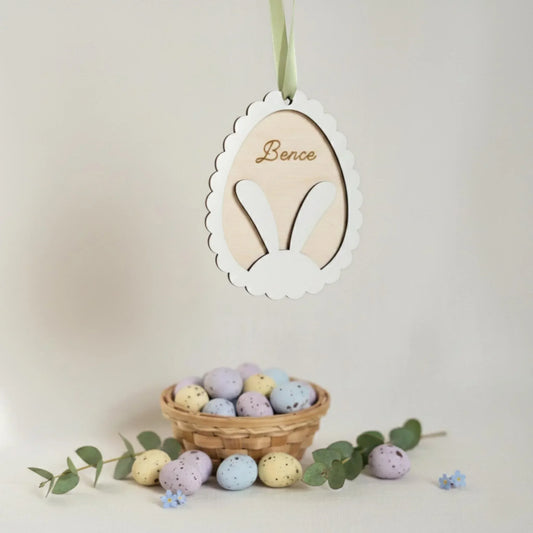 Egyedi, névre szóló fa húsvéti tojás dísz nyuszifülekkel, színes tojások kosárban.