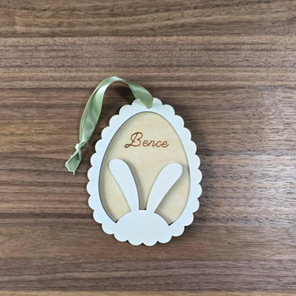 Névre szóló, fa húsvéti tojás dekoráció nyuszifülekkel, zöld szalaggal, Zsempiri egyedi kézműves termék.
