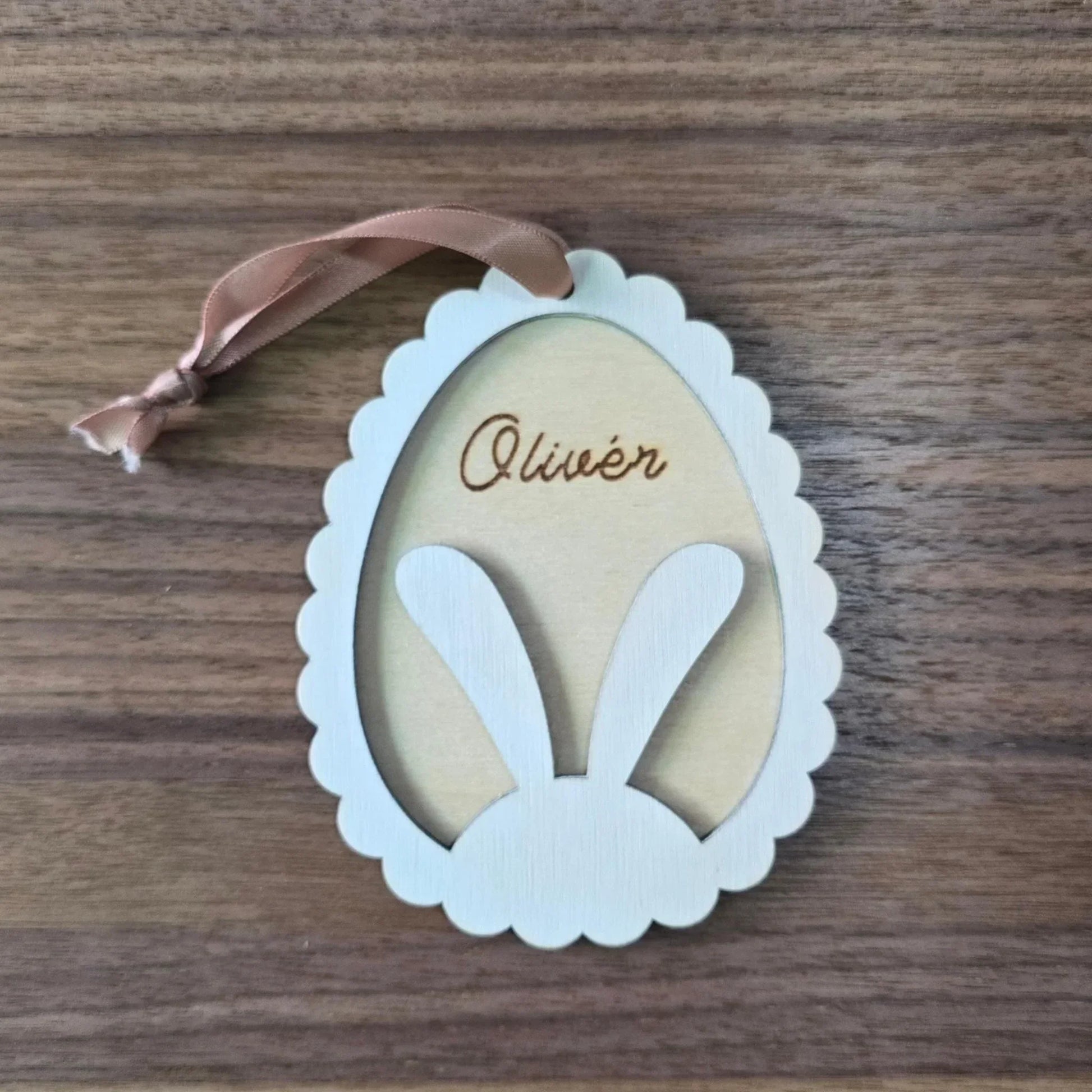 Egyedi, kézzel készült fa húsvéti tojás feliratával, nyuszifülekkel, Olivér névvel