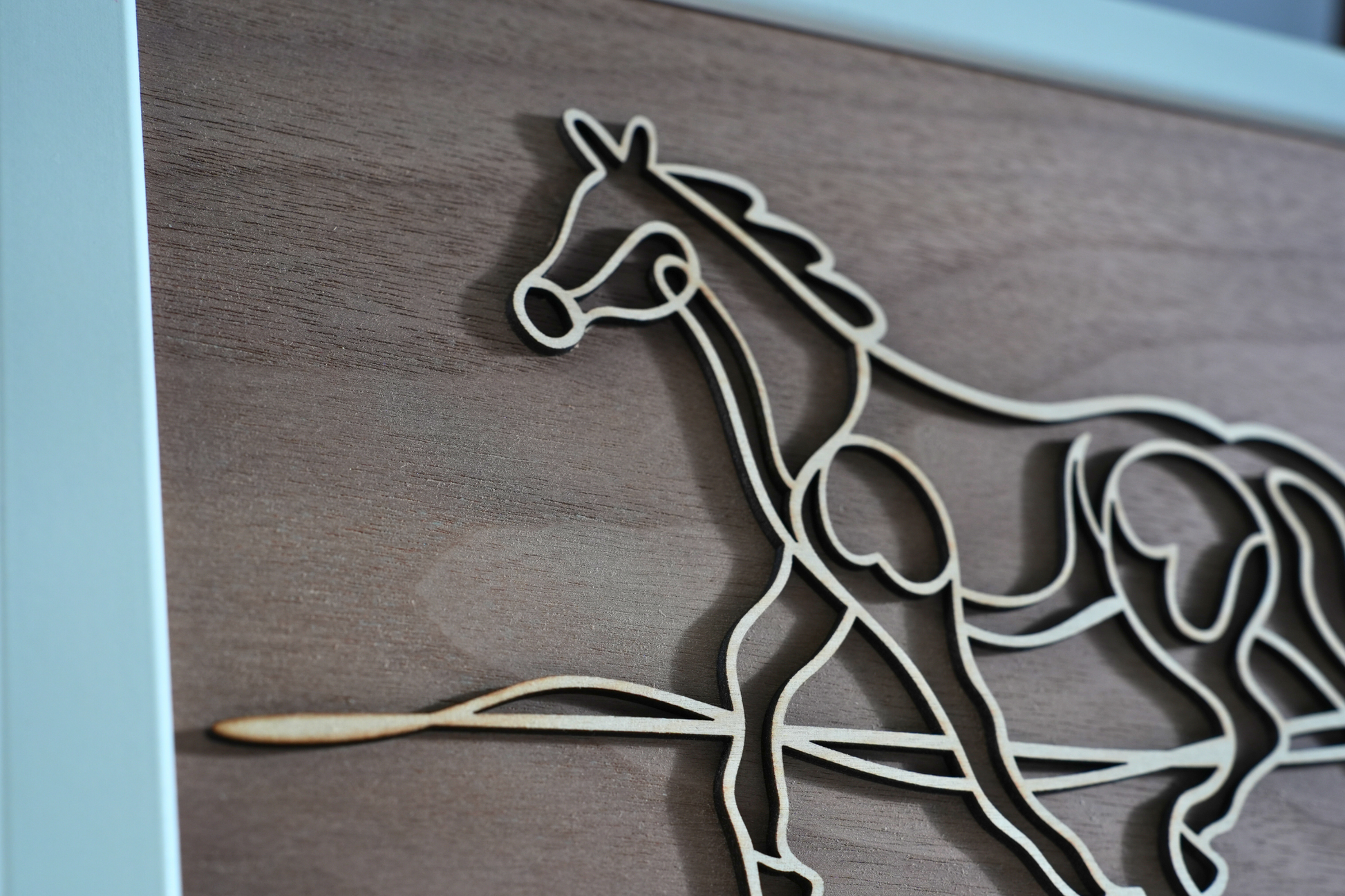 Line art stílusú vágtázó ló dekoráció oldalnézetből