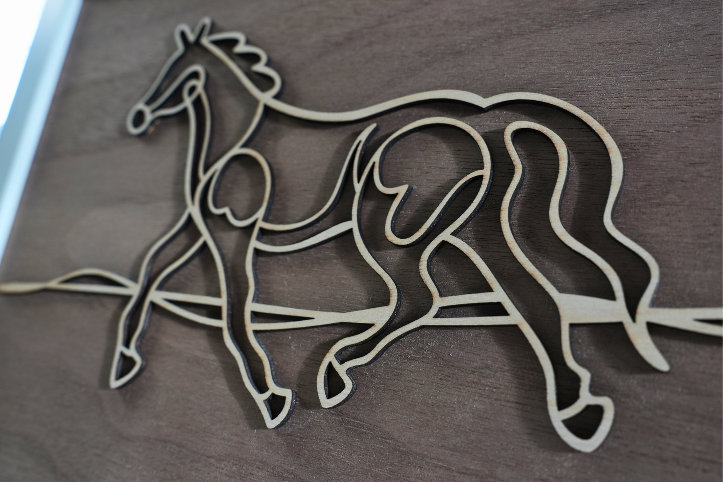 Közelebbi kép a 3D hatású fa ló figuráról.