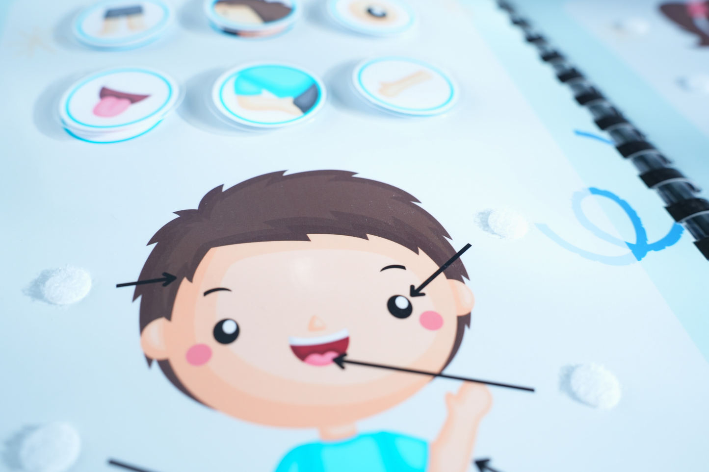 Picurkalandok: Montessori Ihletésű Készségfejlesztő Könyv – "Emberek és Járművek" (3-5 év)