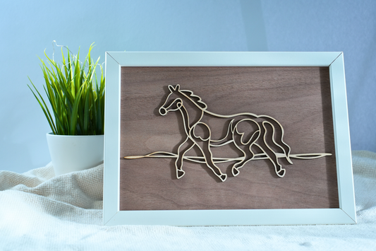 Minimalista fa lovas falikép fehér keretben