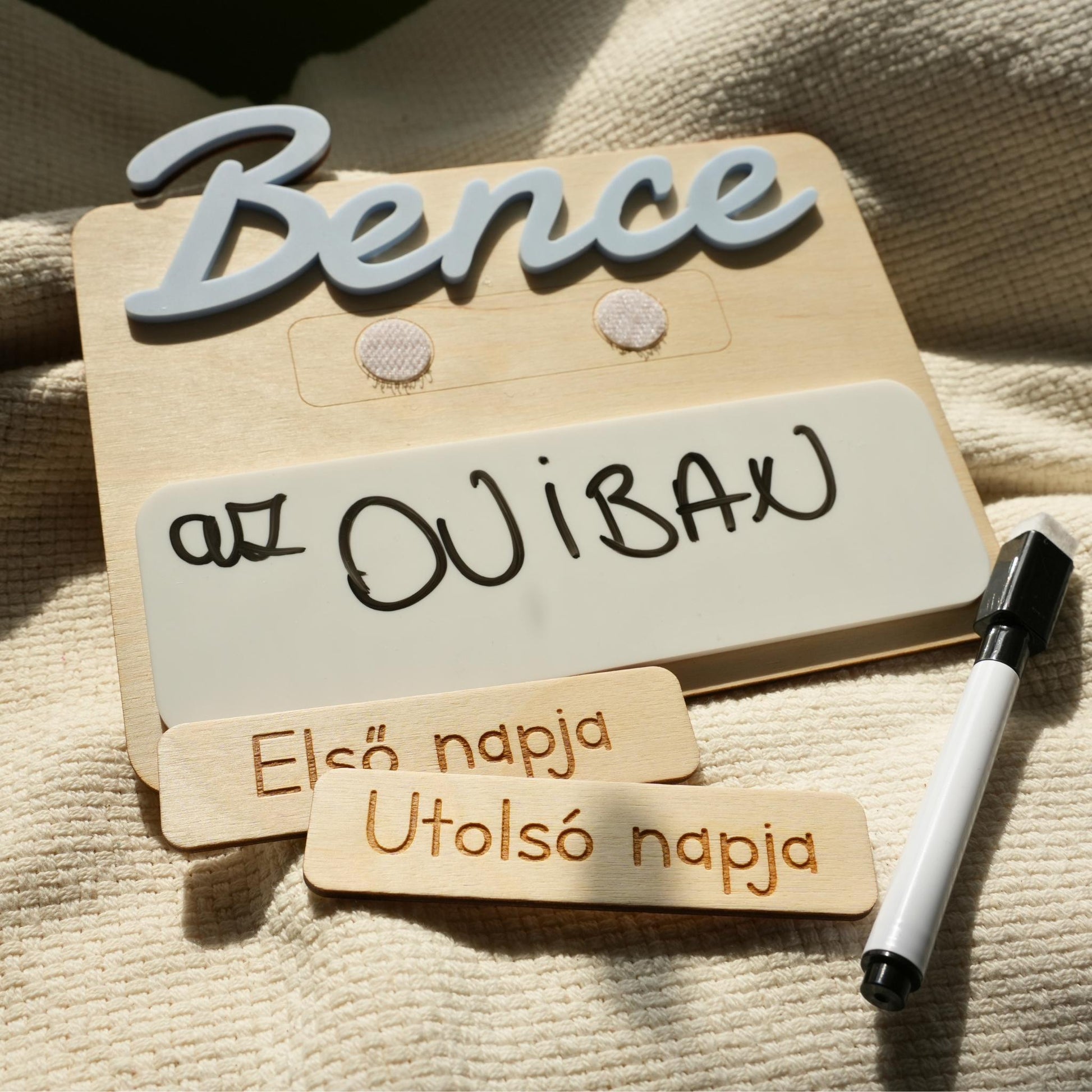 Kézzel készült, névre szóló fa emléktábla mosható filccel, "Első napja" és "Utolsó napja" felirattal.