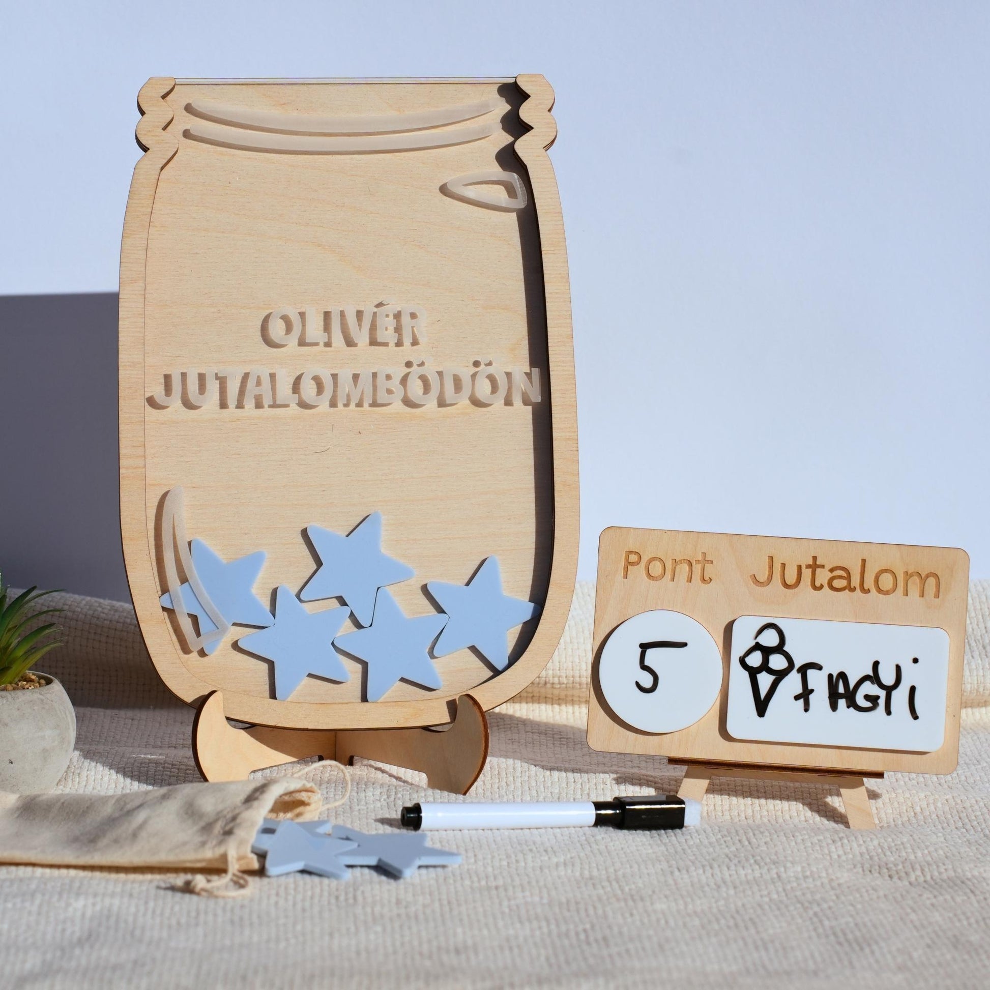 Kézzel készült fa jutalomdoboz kék csillagokkal, személyre szabható felirattal, jutalomtábla és filctoll mellett, gyerekszoba dekoráció