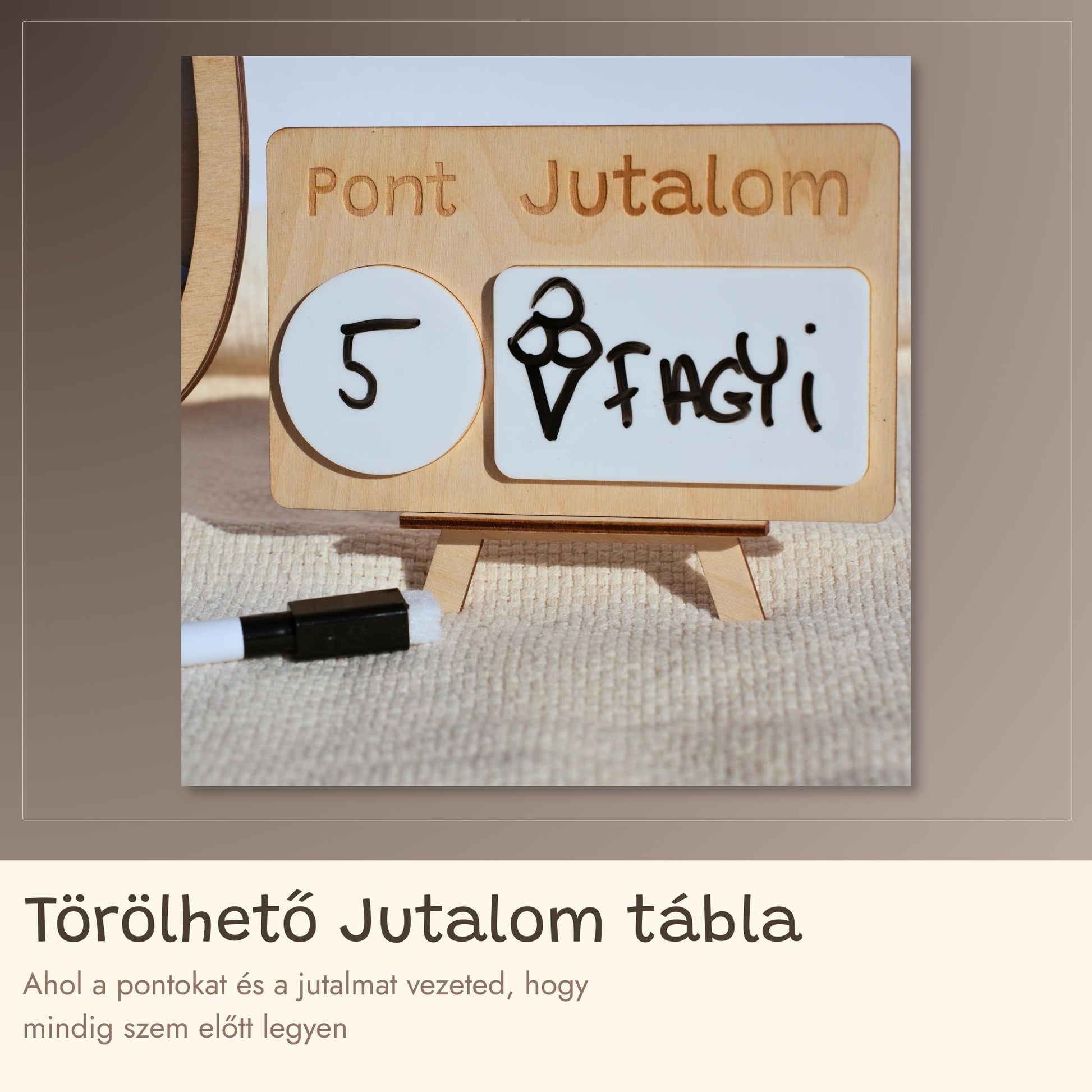 Kézzel készült fa törölhető jutalom tábla fekete filccel, pontok és jutalom rovattal.