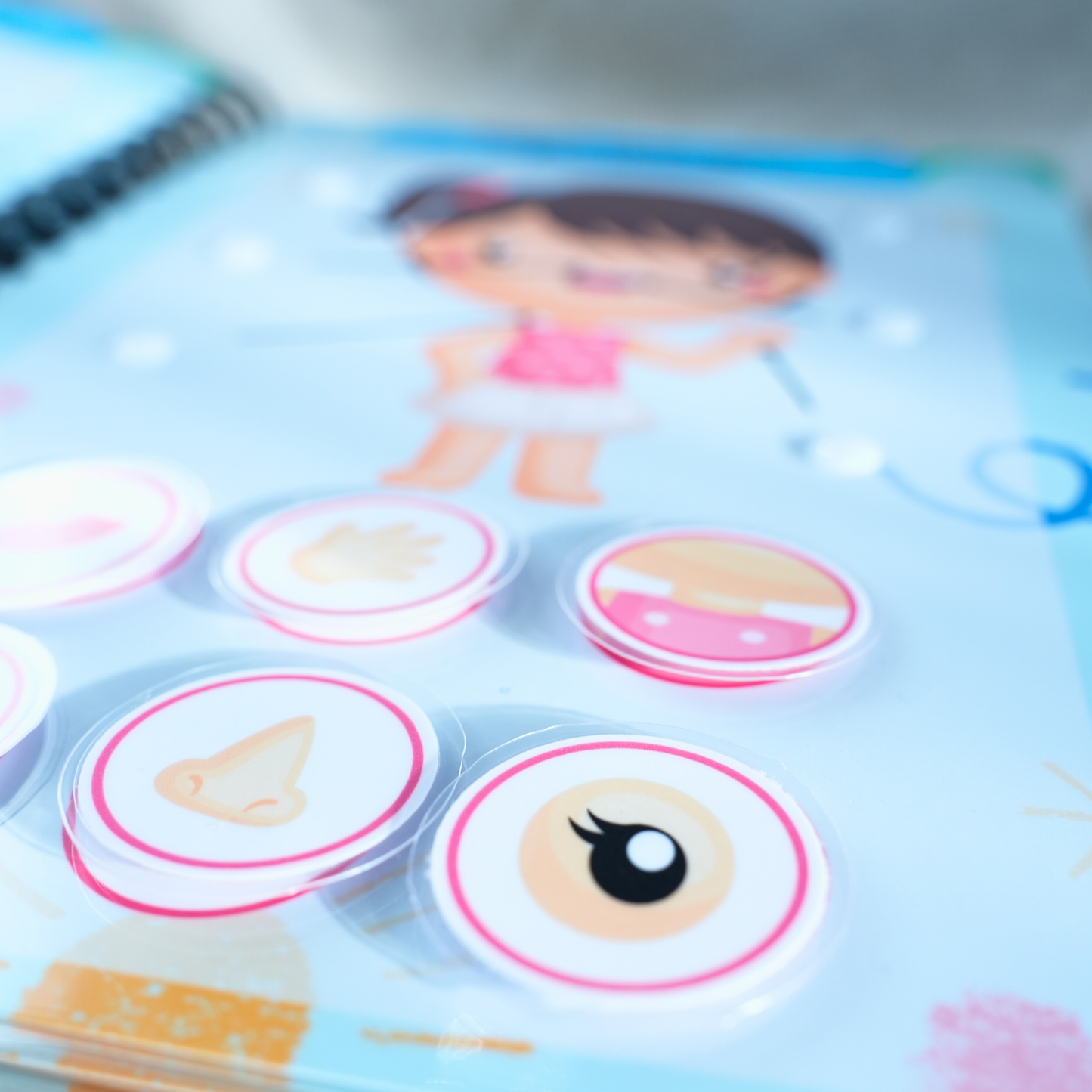 Picurkalandok: Montessori Ihletésű Készségfejlesztő Könyv – "Emberek és Járművek" (3-5 év)