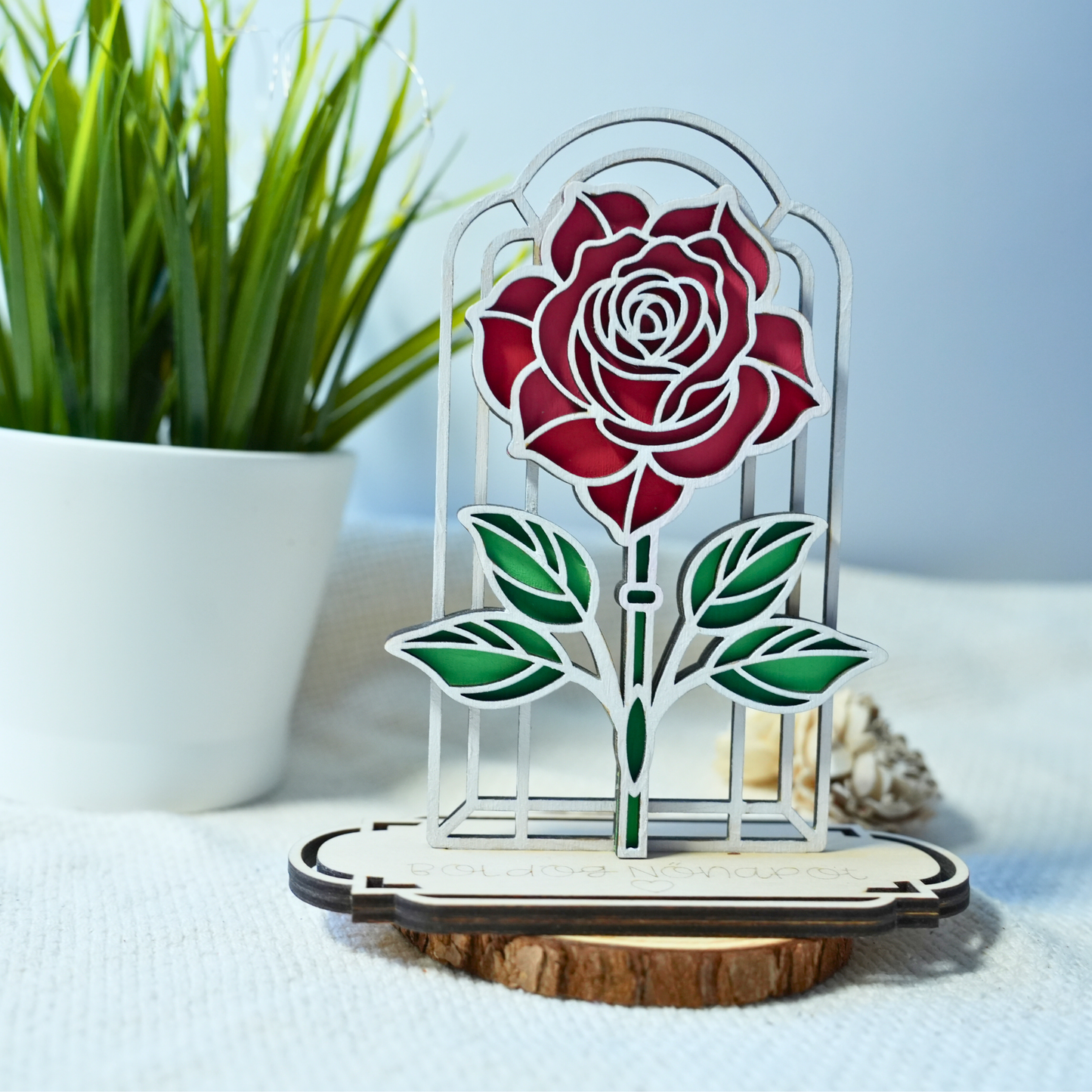 "Örök Rózsa" – Kézzel Festett Fa Asztali Dísz Nőnapra