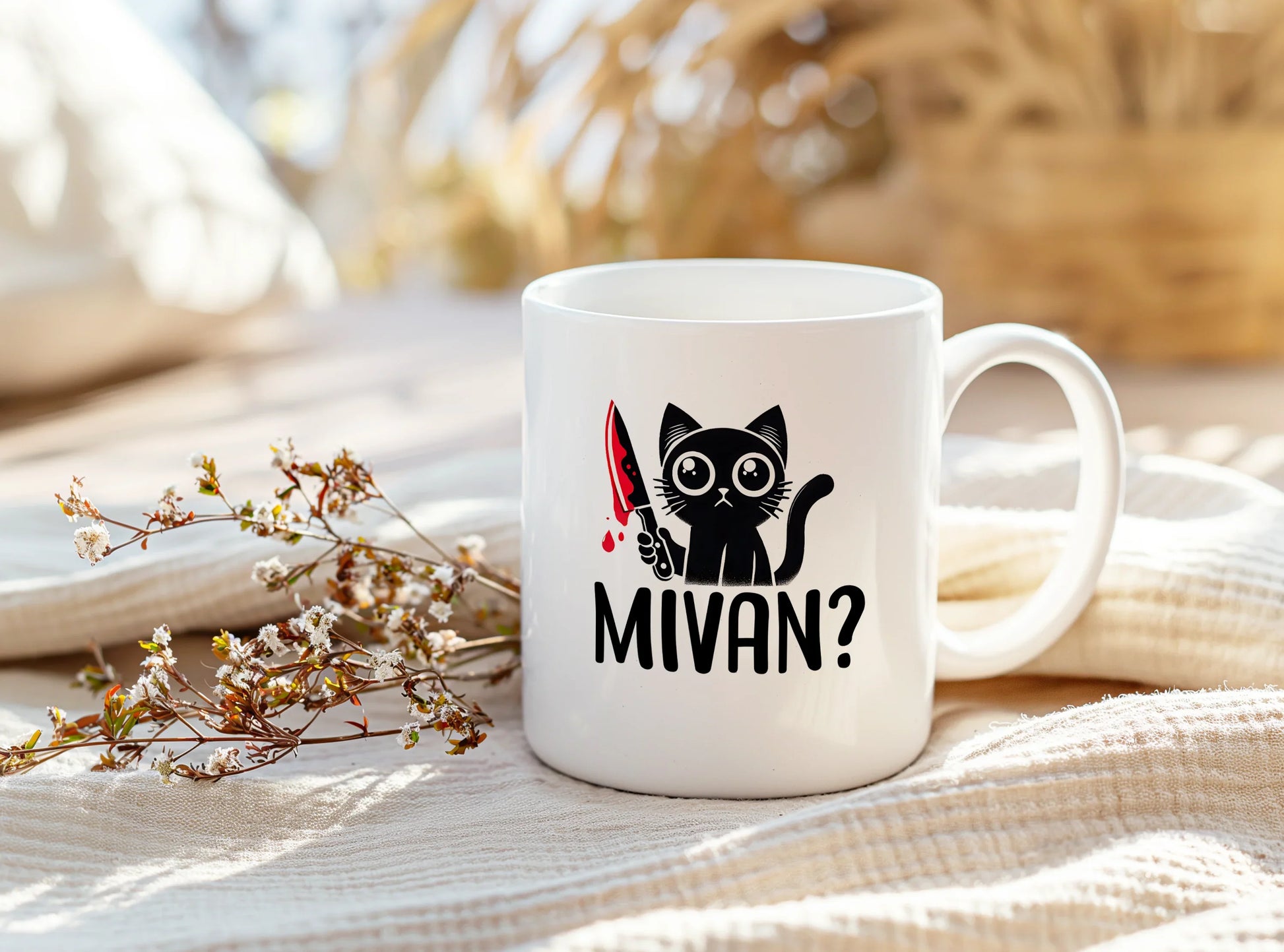 Fehér bögre fekete cicás mintával és „MIVAN?” felirattal, virágos fotózási környezetben, Zsempiri design.