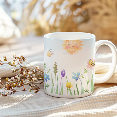 Kézzel készült bögre napocskás, virágos, méhecskés mintával, természetes háttérben – Zsempiri