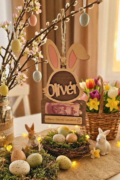Húsvéti dekoráció fa nyuszi névtáblával, kézzel készült tojásokkal, tavaszi virágokkal egy asztalon, Zsempiri stílusban