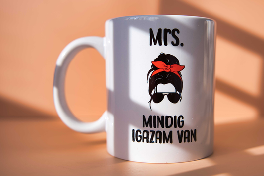 "Mrs. Mindig Igazam Van" – A Családi Főhadiszállás Hivatalos Bögréje