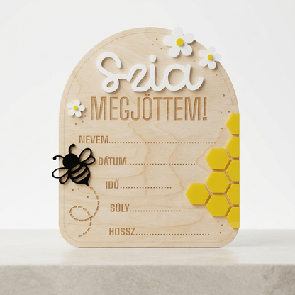 Kézzel készített fa baba születési adat tábla méz és méhecskével