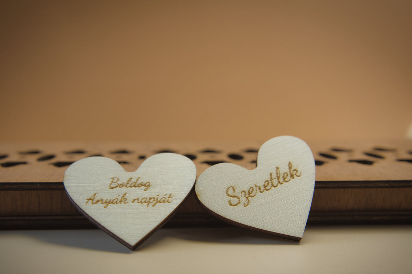 "Örök Rózsa" Díszdobozban – Kivehető & Kiállítható Fa Virág Egyedi Üzenettel