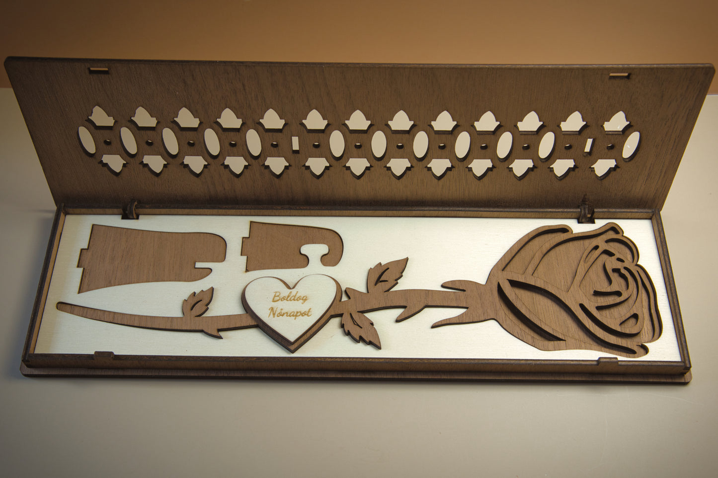 "Örök Rózsa" Díszdobozban – Kivehető & Kiállítható Fa Virág Egyedi Üzenettel