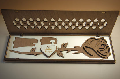 "Örök Rózsa" Díszdobozban – Kivehető & Kiállítható Fa Virág Egyedi Üzenettel