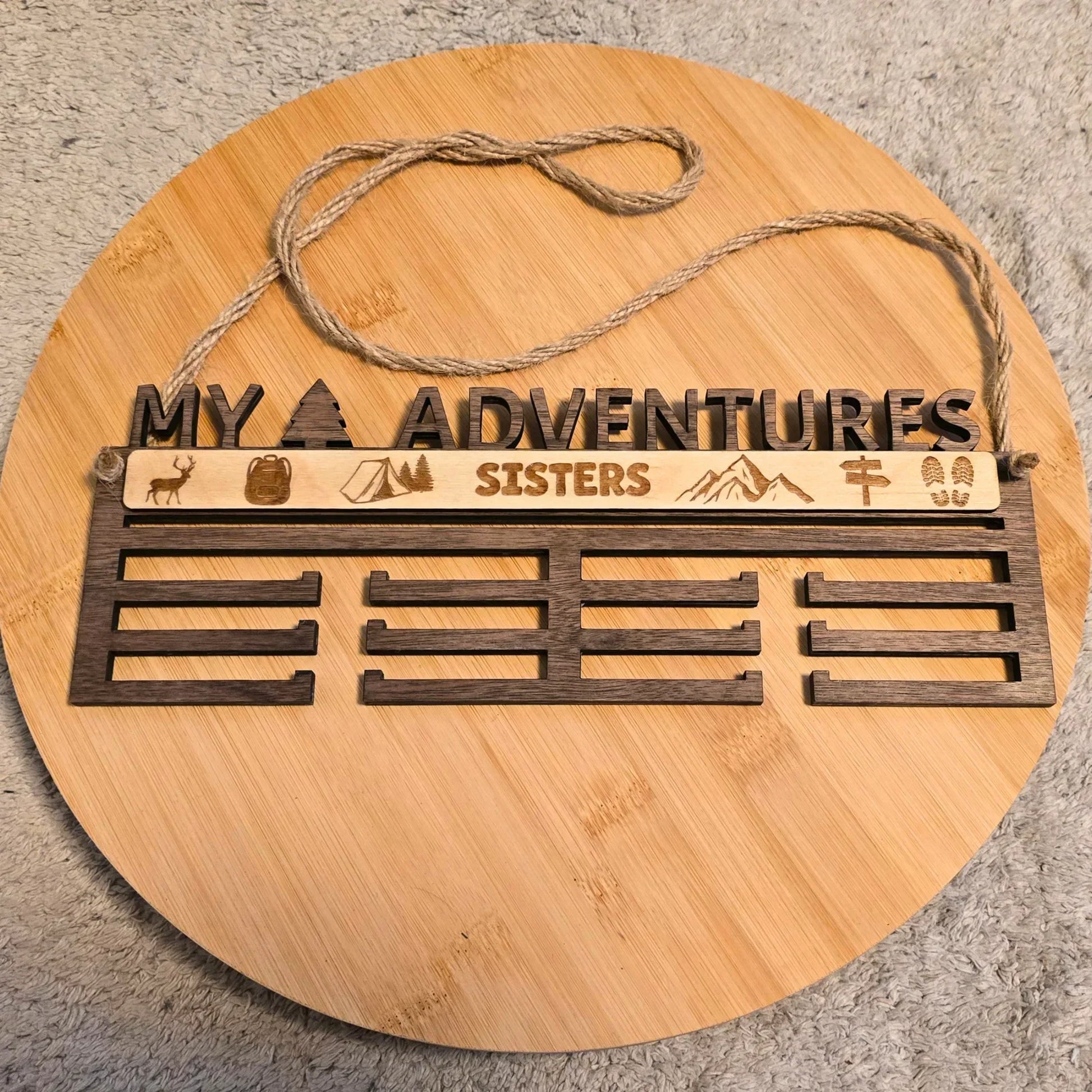 Kézzel készült fa túraéremtartó kötéllel, gravírozott kaland motívumokkal, Zsempiri design
